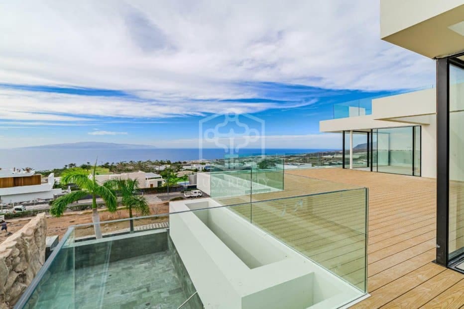 4 makuuhuone Huvila myytävänä paikassa Guia de Isora mukana uima-altaan 
autotalli - 6 900 000 € (Ref: 9673709)