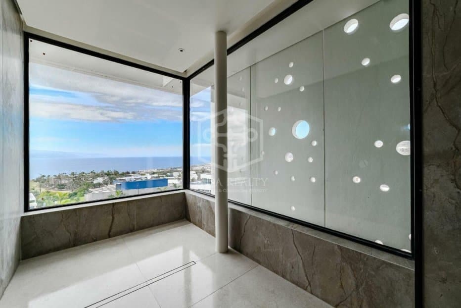 4 makuuhuone Huvila myytävänä paikassa Guia de Isora mukana uima-altaan 
autotalli - 6 900 000 € (Ref: 9673709)