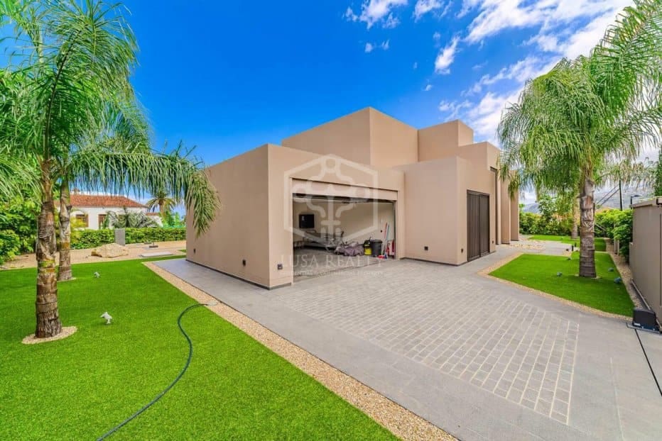 Chalet de 4 habitaciones en Puerto de la Cruz en venta con piscina garaje - 2.400.000 € (Ref: 9673710)