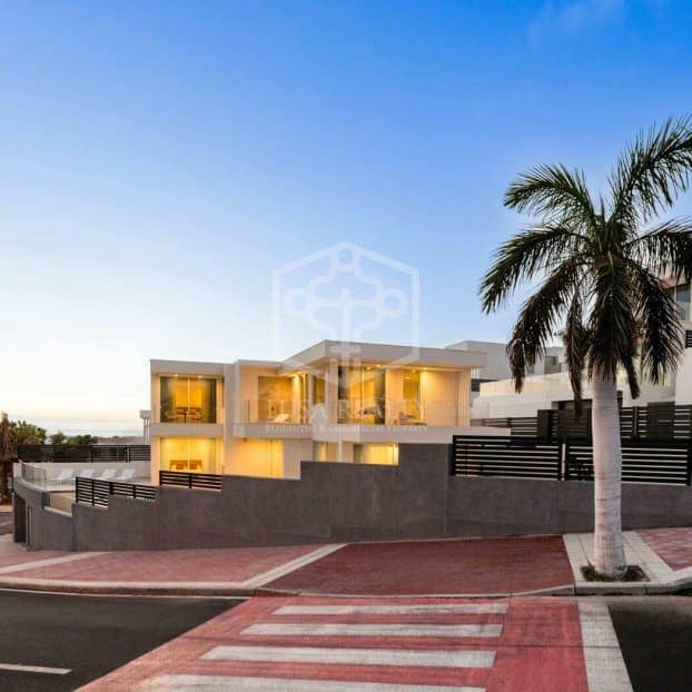 3 slaapkamer Villa te koop in Adeje met zwembad garage - € 1.950.000 (Ref: 9689926)