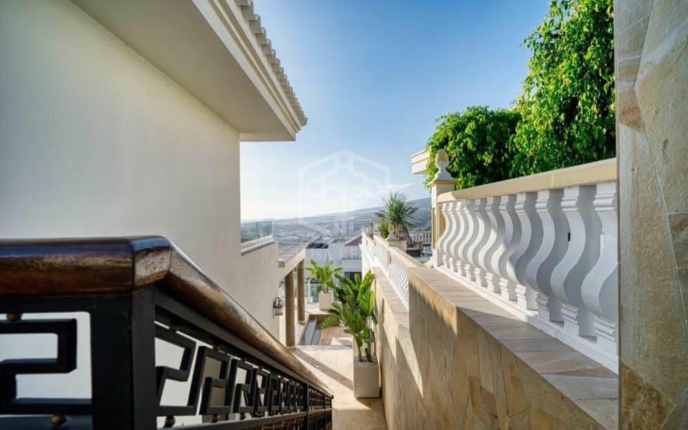 4 sypialnia Willa na sprzedaż w Adeje z basenem garażem - 5 500 000 € (Ref: 9731555)