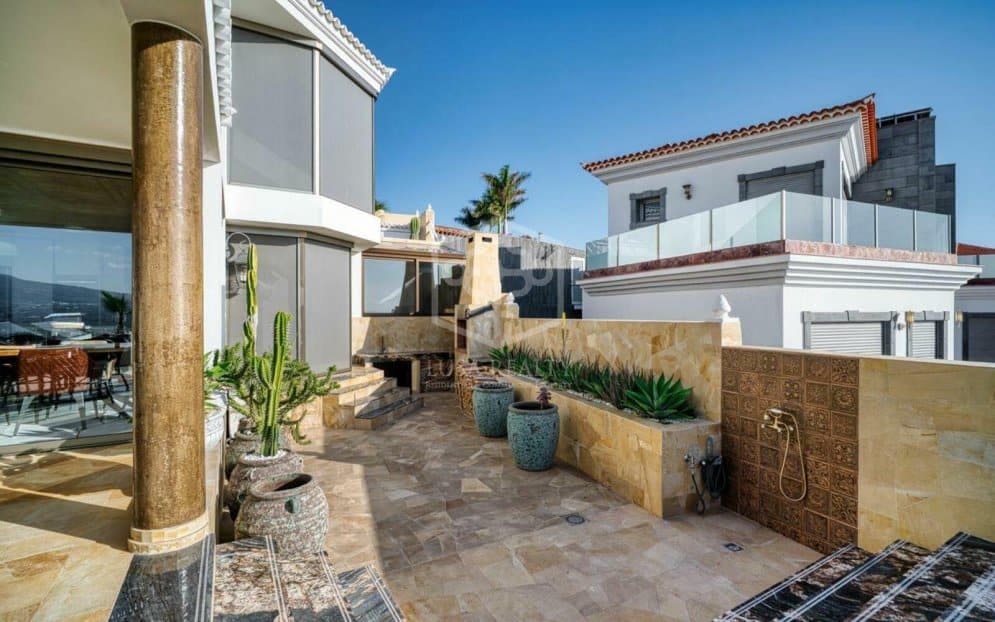 4 sypialnia Willa na sprzedaż w Adeje z basenem garażem - 5 500 000 € (Ref: 9731555)