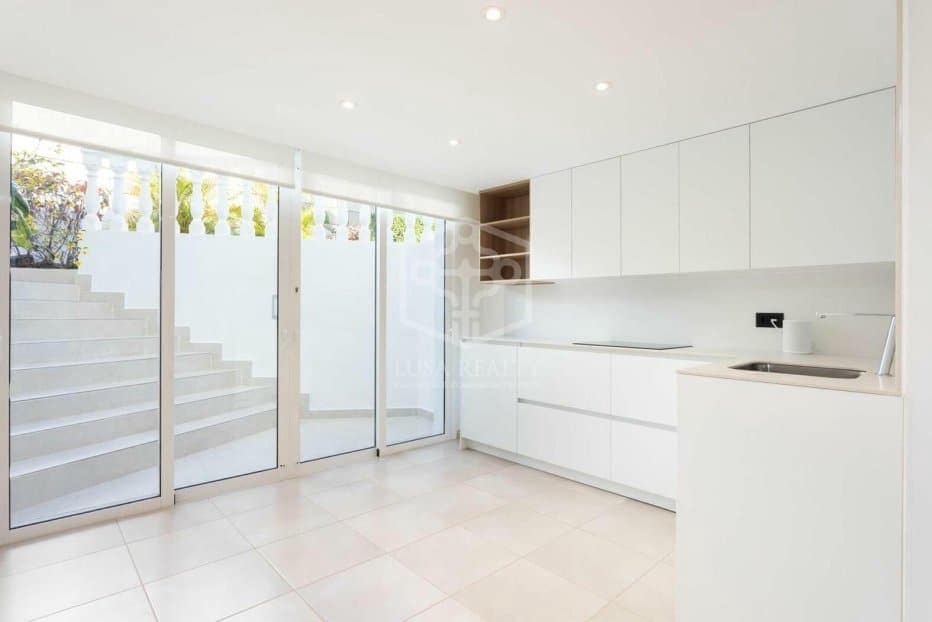 5 slaapkamer Villa te koop in Adeje met zwembad - € 3.300.000 (Ref: 9731556)