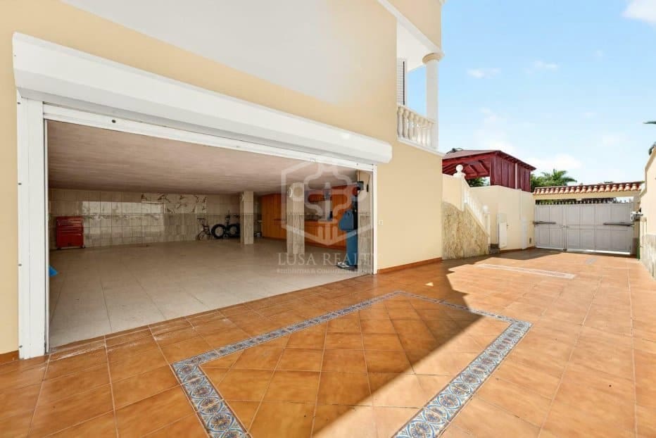 14 soverom Villa til salgs i Adeje med svømmebasseng garasje - € 2 590 000 (Ref: 9755129)