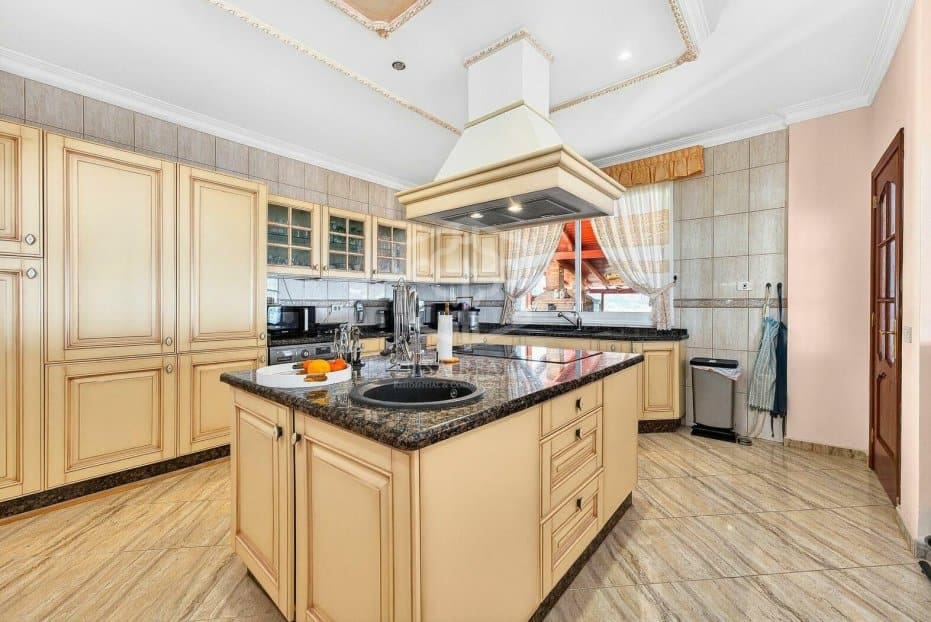 14 soverom Villa til salgs i Adeje med svømmebasseng garasje - € 2 590 000 (Ref: 9755129)