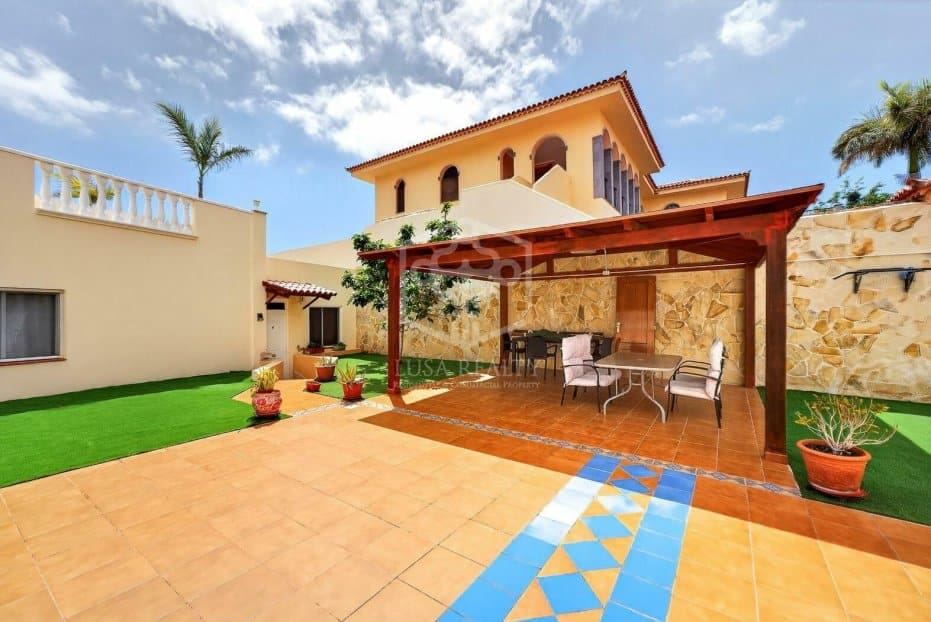 14 soverom Villa til salgs i Adeje med svømmebasseng garasje - € 2 590 000 (Ref: 9755129)