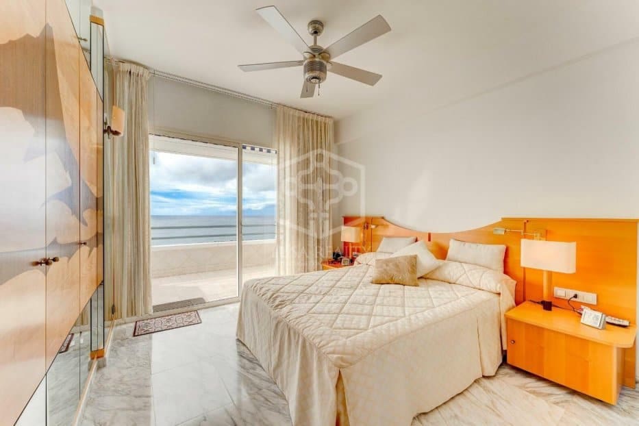 2 makuuhuone Huoneisto myytävänä paikassa Adeje mukana uima-altaan 
autotalli - 950 000 € (Ref: 9755131)