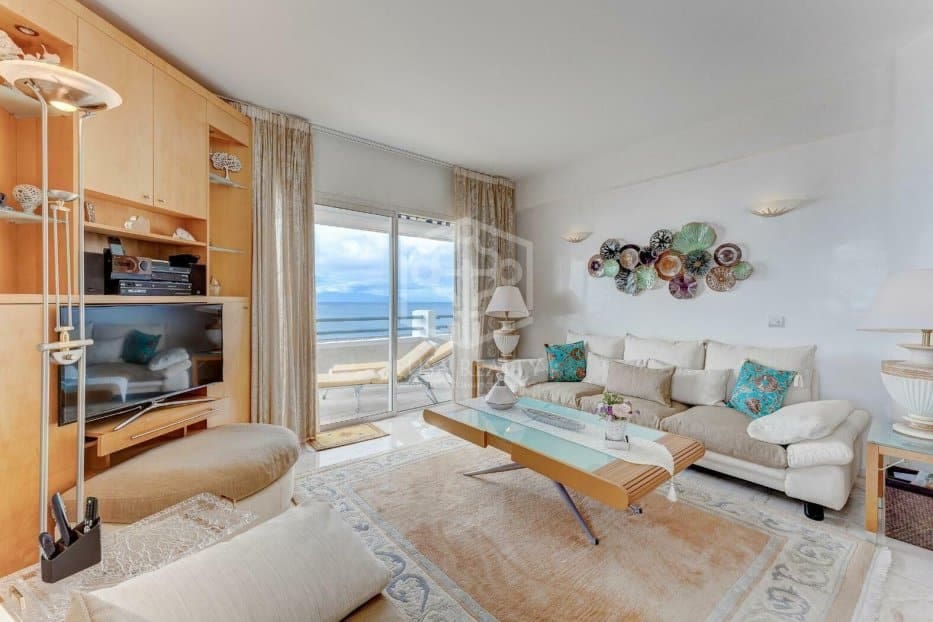 2 makuuhuone Huoneisto myytävänä paikassa Adeje mukana uima-altaan 
autotalli - 950 000 € (Ref: 9755131)