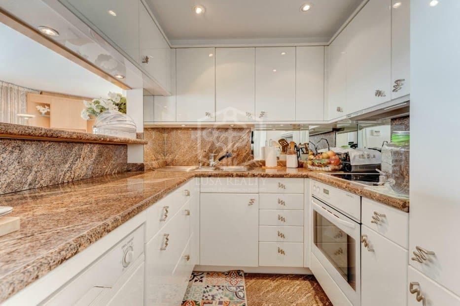 2 makuuhuone Huoneisto myytävänä paikassa Adeje mukana uima-altaan 
autotalli - 950 000 € (Ref: 9755131)