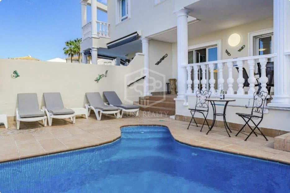 4 slaapkamer Villa te koop in Arona met zwembad garage - € 850.000 (Ref: 9755132)