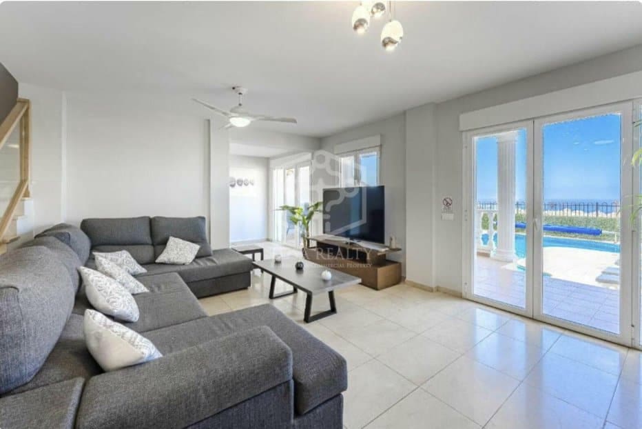 4 slaapkamer Villa te koop in Arona met zwembad garage - € 850.000 (Ref: 9755132)