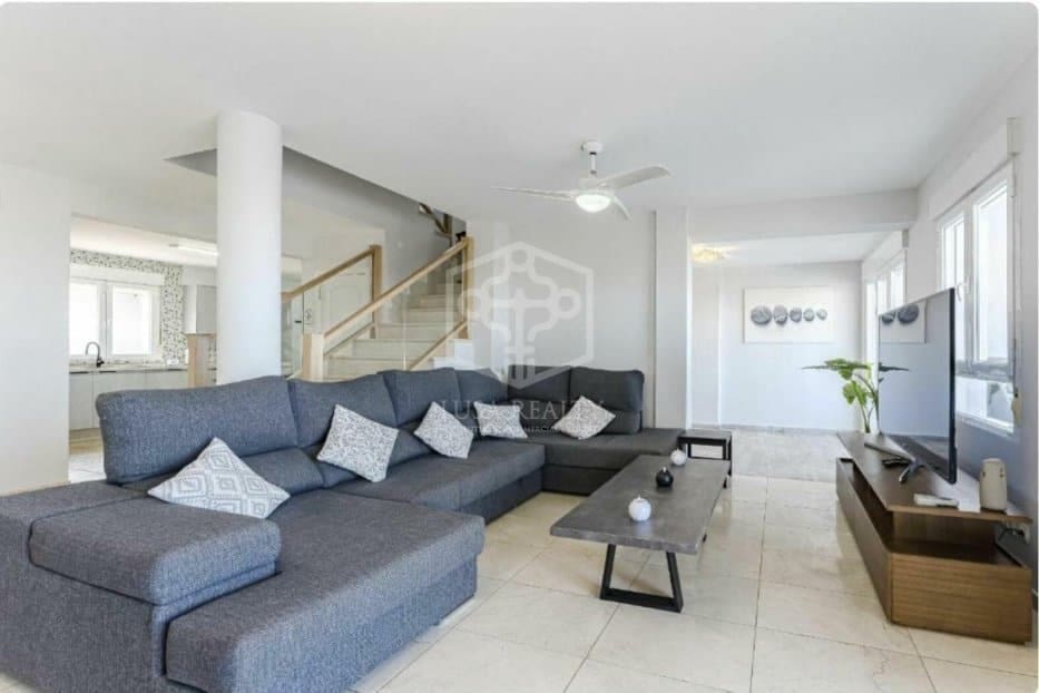 4 slaapkamer Villa te koop in Arona met zwembad garage - € 850.000 (Ref: 9755132)