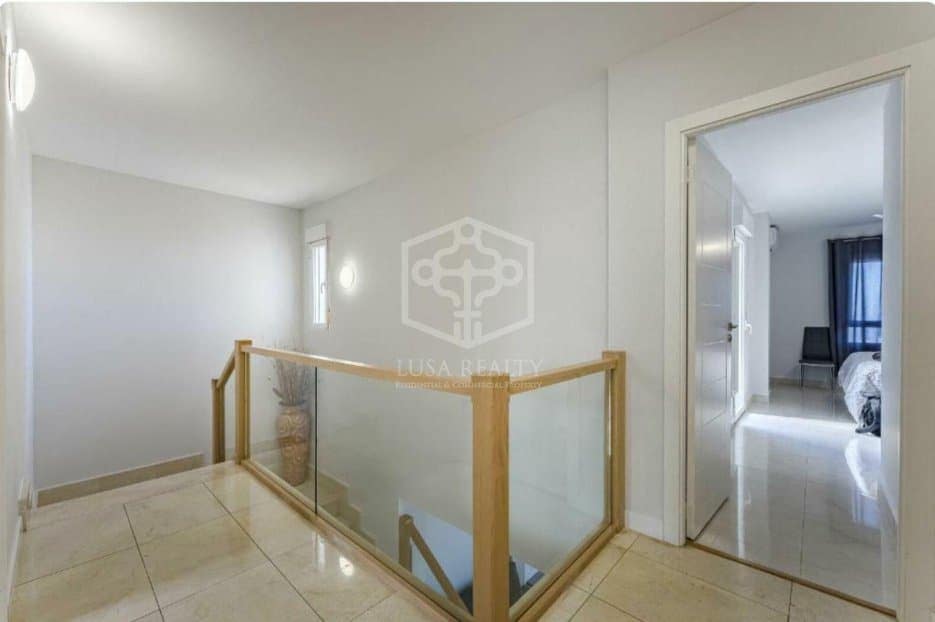 4 slaapkamer Villa te koop in Arona met zwembad garage - € 850.000 (Ref: 9755132)