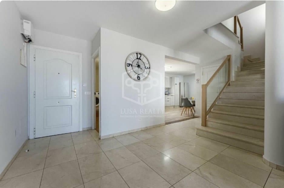 4 slaapkamer Villa te koop in Arona met zwembad garage - € 850.000 (Ref: 9755132)