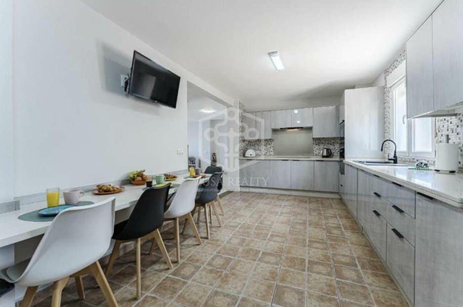 4 slaapkamer Villa te koop in Arona met zwembad garage - € 850.000 (Ref: 9755132)