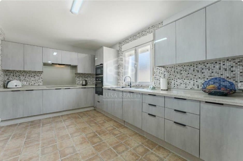 4 slaapkamer Villa te koop in Arona met zwembad garage - € 850.000 (Ref: 9755132)