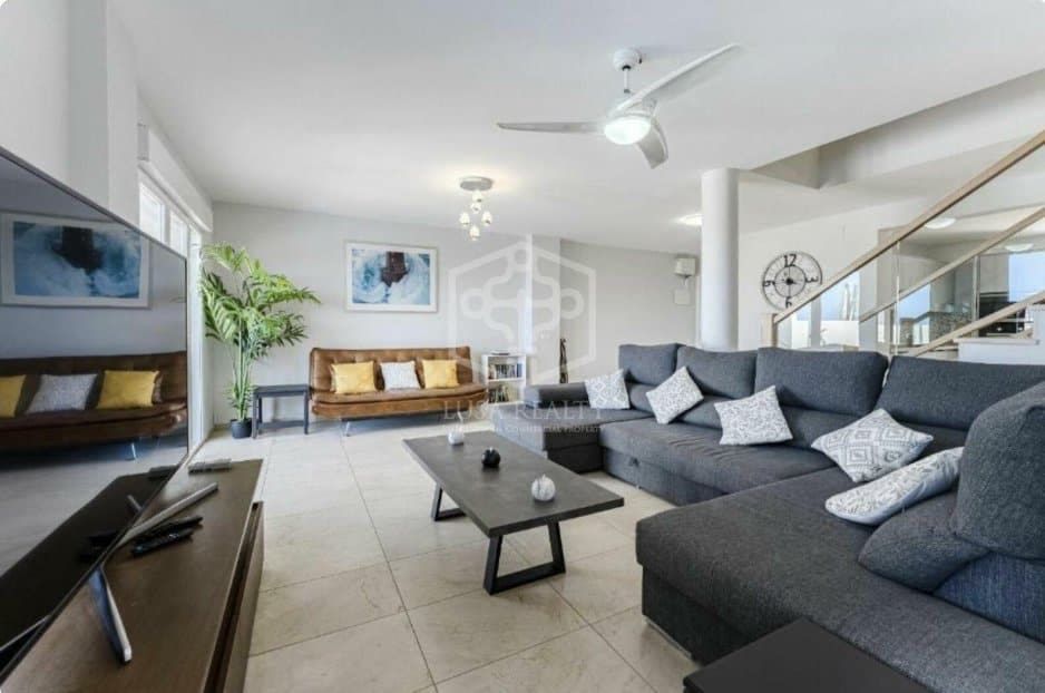 4 slaapkamer Villa te koop in Arona met zwembad garage - € 850.000 (Ref: 9755132)