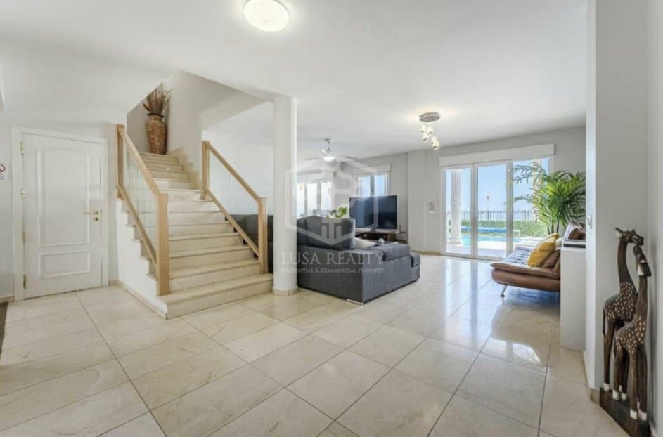 4 slaapkamer Villa te koop in Arona met zwembad garage - € 850.000 (Ref: 9755132)