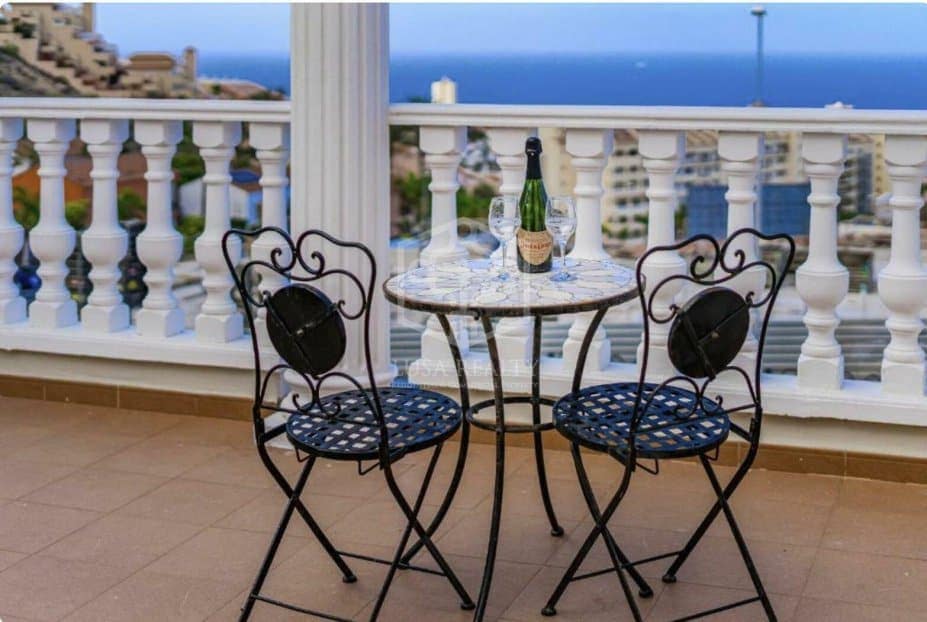 4 slaapkamer Villa te koop in Arona met zwembad garage - € 850.000 (Ref: 9755132)