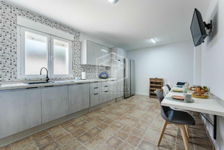 4 slaapkamer Villa te koop in Arona met zwembad garage - € 850.000 (Ref: 9755132)