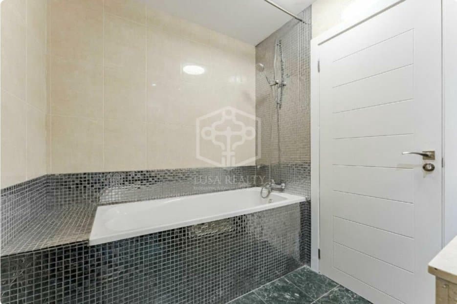 4 slaapkamer Villa te koop in Arona met zwembad garage - € 850.000 (Ref: 9755132)