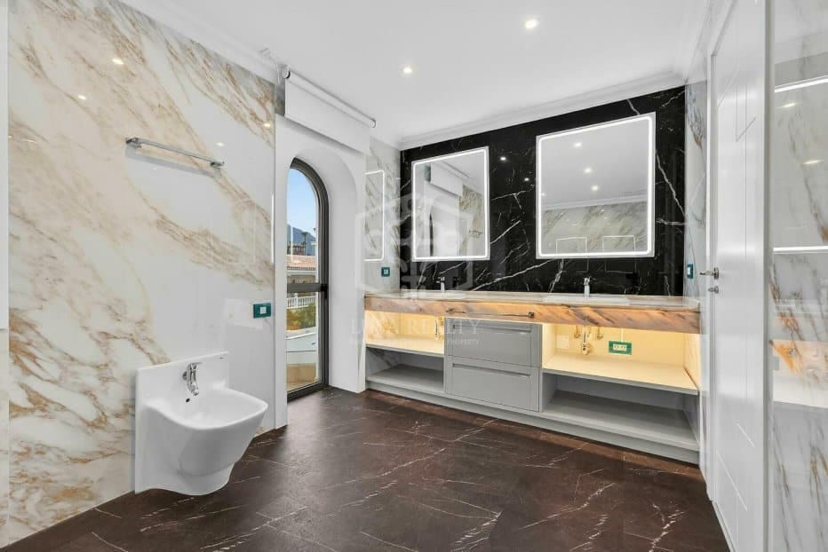 4 slaapkamer Villa te koop in Adeje met zwembad garage - € 3.500.000 (Ref: 9828161)