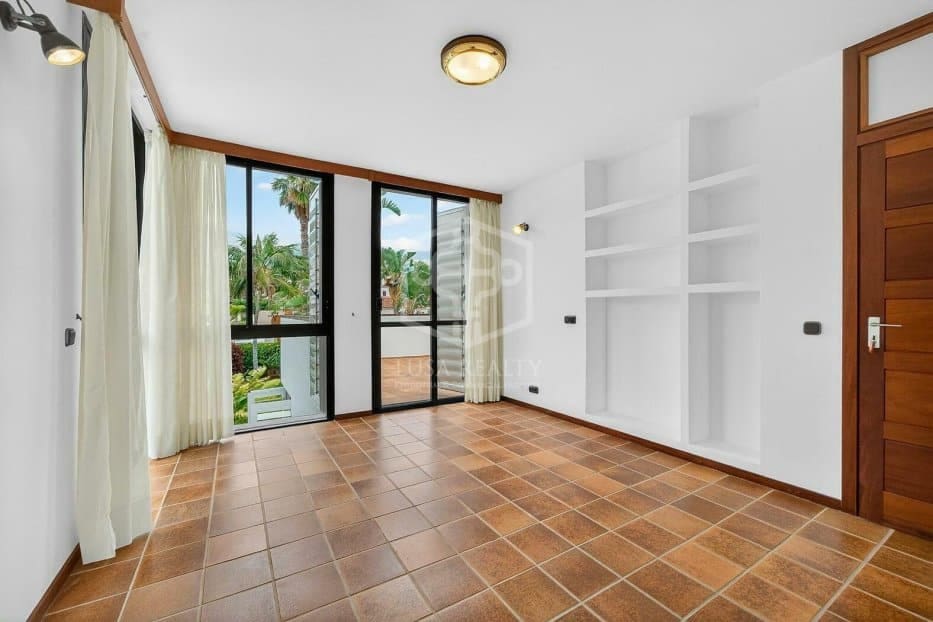 5 bedroom Villa for sale in Puerto de la Cruz with garage - € 1,900,000 (Ref: 9861398)