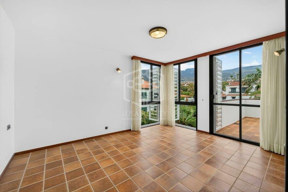 5 bedroom Villa for sale in Puerto de la Cruz with garage - € 1,900,000 (Ref: 9861398)