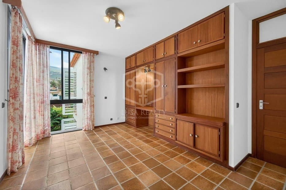 5 bedroom Villa for sale in Puerto de la Cruz with garage - € 1,900,000 (Ref: 9861398)