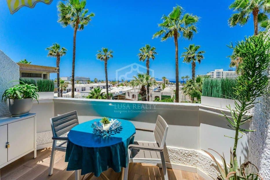 Bedrijf te koop in Arona met zwembad - € 790.000 (Ref: 9861400)