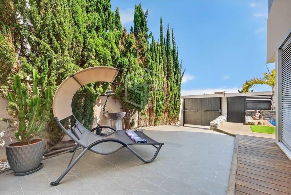 3 soveværelse Villa til salg i Arona med swimmingpool garage - € 925.000 (Ref: 9902688)