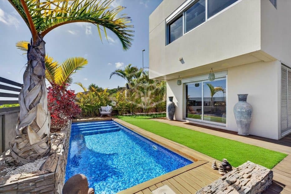 3 soveværelse Villa til salg i Arona med swimmingpool garage - € 925.000 (Ref: 9902688)