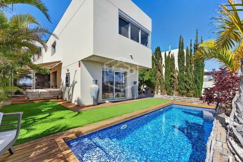 3 soveværelse Villa til salg i Arona med swimmingpool garage - € 925.000 (Ref: 9902688)