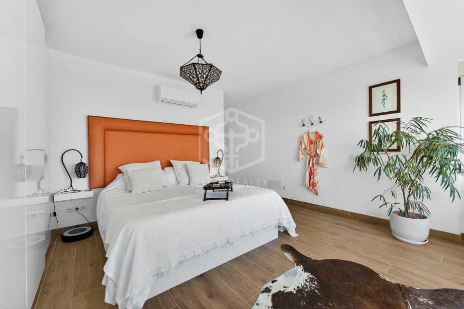 3 soveværelse Villa til salg i Arona med swimmingpool garage - € 925.000 (Ref: 9902688)