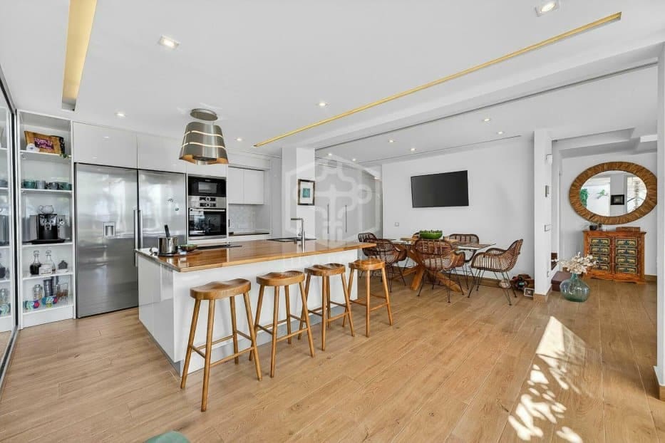 3 soveværelse Villa til salg i Arona med swimmingpool garage - € 925.000 (Ref: 9902688)