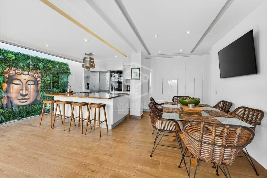3 soveværelse Villa til salg i Arona med swimmingpool garage - € 925.000 (Ref: 9902688)