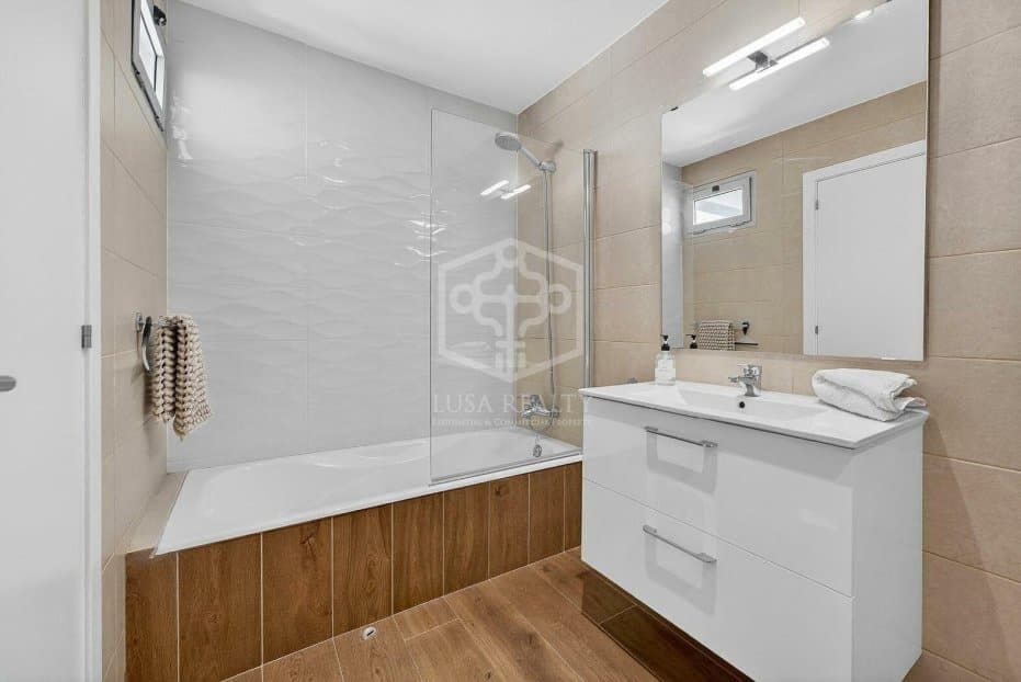 3 soveværelse Villa til salg i Arona med swimmingpool garage - € 925.000 (Ref: 9902688)