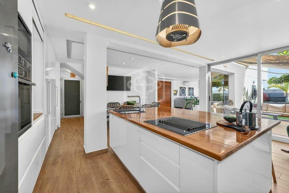 3 soveværelse Villa til salg i Arona med swimmingpool garage - € 925.000 (Ref: 9902688)