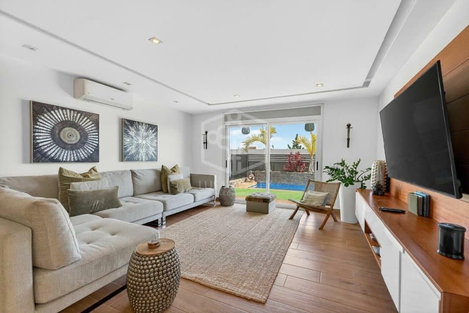 3 soveværelse Villa til salg i Arona med swimmingpool garage - € 925.000 (Ref: 9902688)