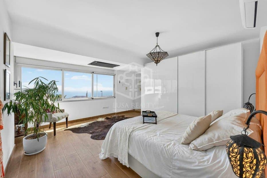 3 soveværelse Villa til salg i Arona med swimmingpool garage - € 925.000 (Ref: 9902688)