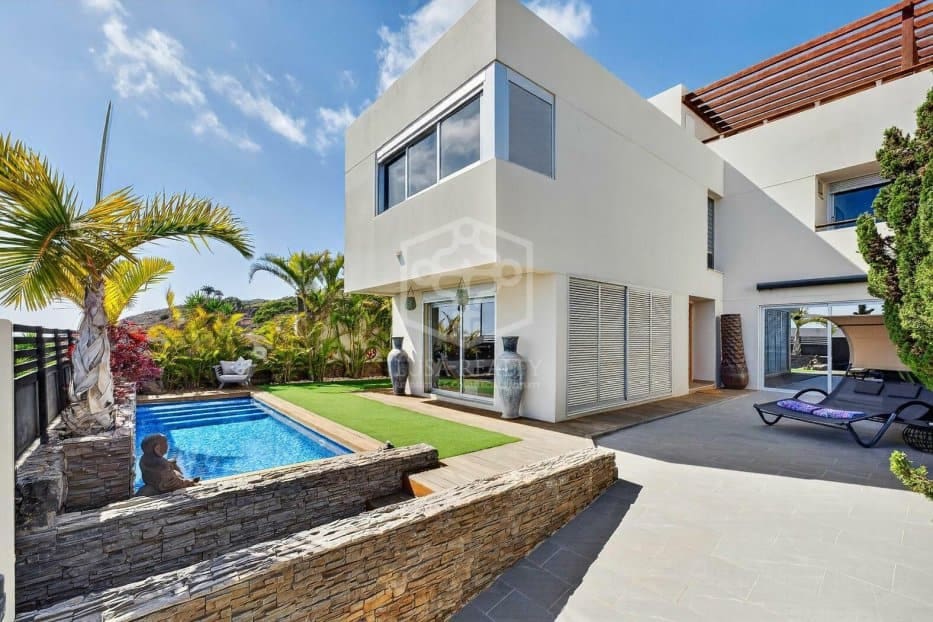 3 soveværelse Villa til salg i Arona med swimmingpool garage - € 925.000 (Ref: 9902688)