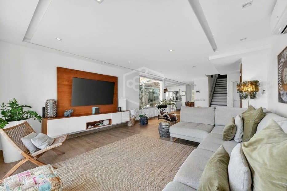 3 soveværelse Villa til salg i Arona med swimmingpool garage - € 925.000 (Ref: 9902688)