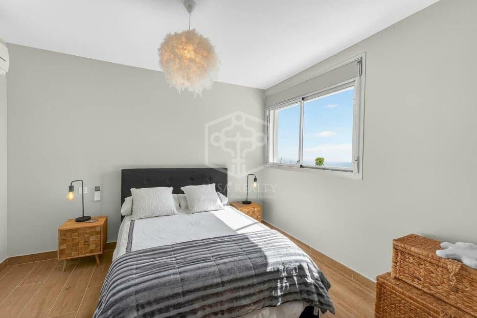 3 soveværelse Villa til salg i Arona med swimmingpool garage - € 925.000 (Ref: 9902688)