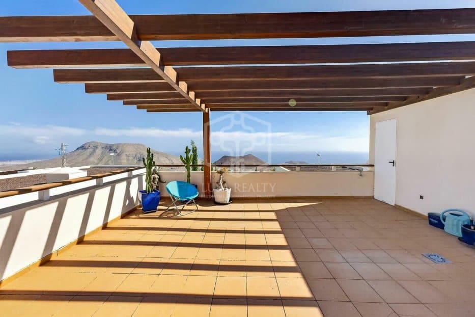 3 soveværelse Villa til salg i Arona med swimmingpool garage - € 925.000 (Ref: 9902688)