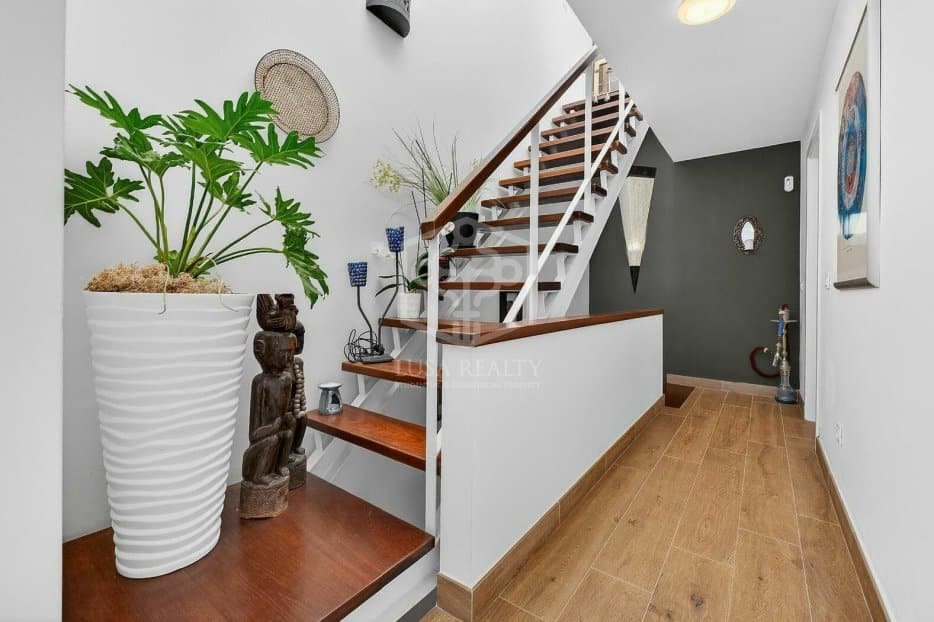 3 soveværelse Villa til salg i Arona med swimmingpool garage - € 925.000 (Ref: 9902688)