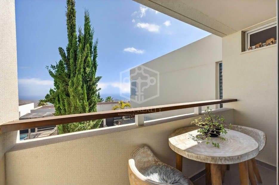 3 soveværelse Villa til salg i Arona med swimmingpool garage - € 925.000 (Ref: 9902688)