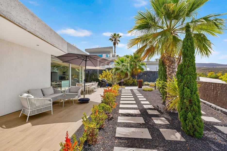 3 bedroom Villa for sale in Guia de Isora with pool garage - € 1,850,000 (Ref: 9956689)