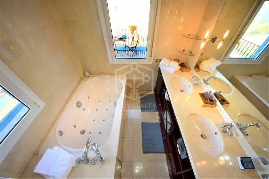 7 slaapkamer Villa te koop in Puerto de la Cruz met zwembad garage - € 1.800.000 (Ref: 9956690)