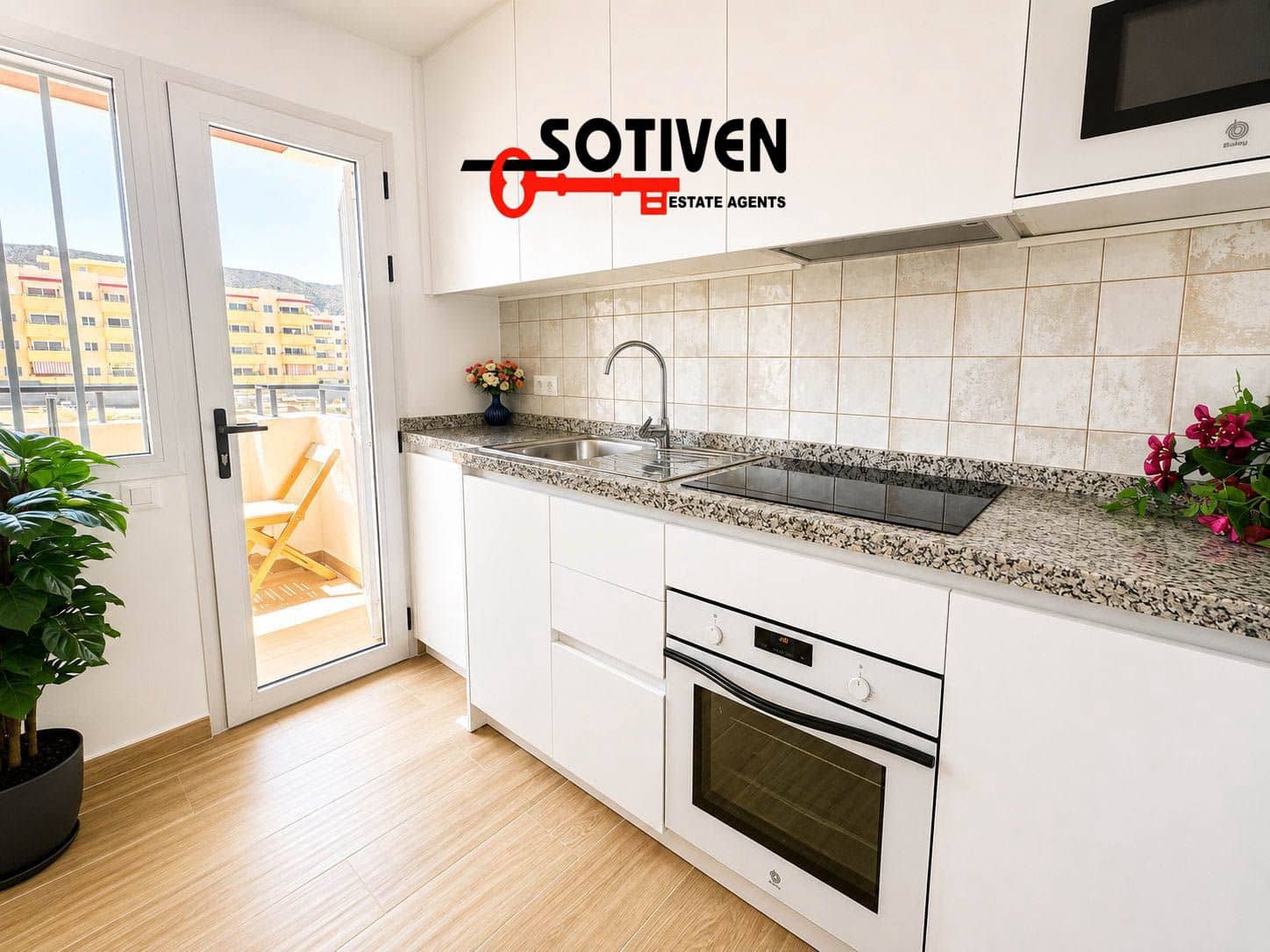 Studio te huur in Los Cristianos met zwembad - € 1.400 (Ref: 10061362)
