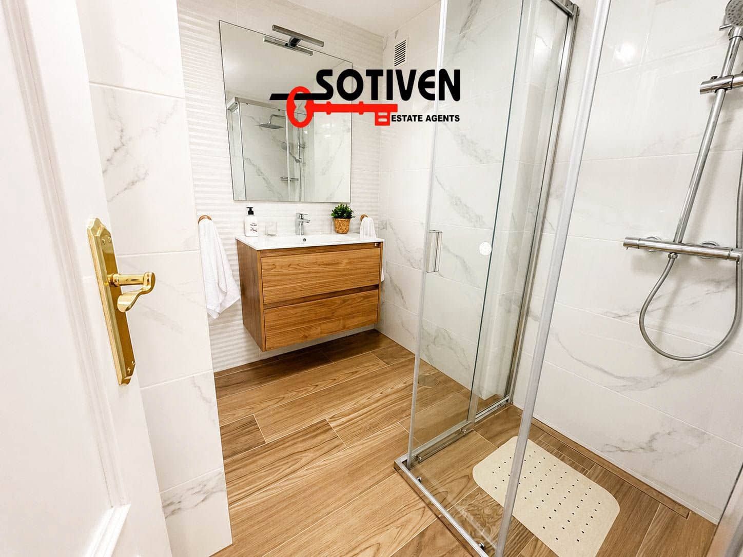 Studio te huur in Los Cristianos met zwembad - € 1.400 (Ref: 10061362)